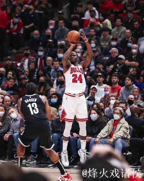 炸裂!贾文特-格林抢断普里查德,迎着怀特完成暴力单手隔扣 炸裂!贾文特-格林抢断普里查德,迎着怀特完成暴力单手隔扣